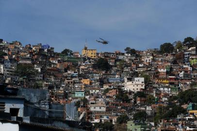  

Rio de Janeiro - Policiais militares fazem operação na favela da Rocinha após guerra entre quadrilhas rivais de traficantes pelo controle da área.