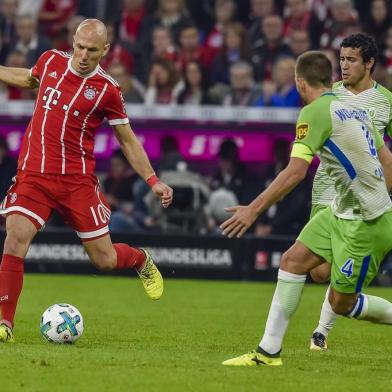 Bayern Munichs Dutch midfielder Arjen Robben (L) plays the ball during the German First division Bundesliga football match FC Bayern Munich vs VfL Wolfsburg in Munich, southern Germany, on September 22, 2017. / AFP PHOTO / Guenter SCHIFFMANN / RESTRICTIONS: DURING MATCH TIME: DFL RULES TO LIMIT THE ONLINE USAGE TO 15 PICTURES PER MATCH AND FORBID IMAGE SEQUENCES TO SIMULATE VIDEO. == RESTRICTED TO EDITORIAL USE == FOR FURTHER QUERIES PLEASE CONTACT DFL DIRECTLY AT + 49 69 650050
