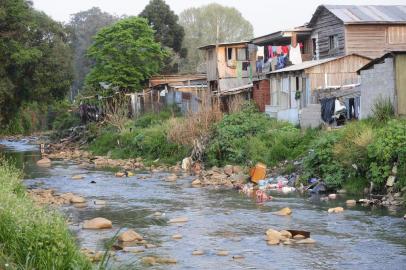  CAXIAS DO SUL, RS, 22/09/2017. Bairro Reolon. Moradias ao longo do arroio Tega. Casas em áreas de risco, matéria sobre habitação. (Porthus Junior/Agência RBS)