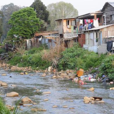  CAXIAS DO SUL, RS, 22/09/2017. Bairro Reolon. Moradias ao longo do arroio Tega. Casas em áreas de risco, matéria sobre habitação. (Porthus Junior/Agência RBS)