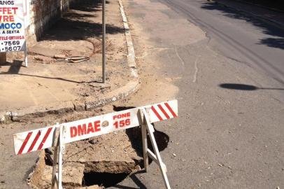 Um buraco na esquina das ruas Déa Coufal e Cidreira, no bairro Ipanema, zona sul de Porto Alegre, representa risco aos pedestres segundo moradores. O consultor Paulo Rossato afirmou que muitas pessoas caminham, correm e andam de bicicleta pelo local.