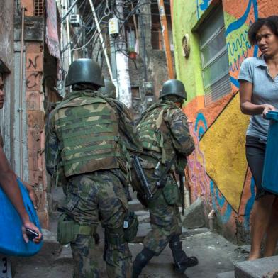  

Members of the police and the armed forces take part in an operation to fight heavily-armed drug traffickers at the Rocinha favela in Rio de Janeiro, Brazil, on September 22, 2017. 
Brazilian soldiers were sent to help Rio de Janeiro police fight heavily armed drug traffickers who have taken over much of the biggest shantytown in the country, the Rocinha favela. Local media reported intense shooting between police and criminals early Friday at Rocinha, where approximately 70,000 people live in a teeming collection of small homes on steep hillsides overlooking western Rio. / AFP PHOTO / Mauro PIMENTEL

Editoria: CLJ
Local: Rio de Janeiro
Indexador: MAURO PIMENTEL
Secao: police
Fonte: AFP
Fotógrafo: STF