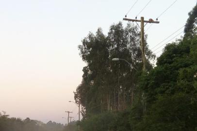 Se a sensação de insegurança já é grande à noite em Porto Alegre, sem iluminação pública, o problema é ainda maior. Um usuário do aplicativo Pelas Ruas relatou que três postes da Estrada das Quirinas, no bairro Lomba do Pinheiro, estão sem luz. Segundo ele, a situação já dura quatro meses.