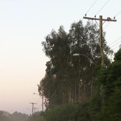 Se a sensação de insegurança já é grande à noite em Porto Alegre, sem iluminação pública, o problema é ainda maior. Um usuário do aplicativo Pelas Ruas relatou que três postes da Estrada das Quirinas, no bairro Lomba do Pinheiro, estão sem luz. Segundo ele, a situação já dura quatro meses.