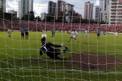 *** Grêmio na 1¼  4- Ricardo Duarte ***
Grêmio x Náutico no estádio dos Aflitos em Recife pelo campeonato brasileiro série B. Galatto defende pênalti.

CRÉDITO: Ricardo Duarte, Agência RBS, 26/11/2005