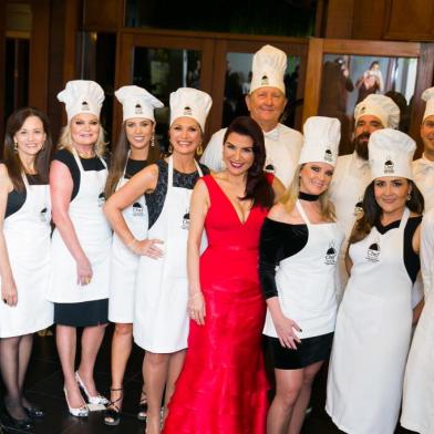  

GRAMADO, RS, BRASIL, 22-09-2017. Fabiana Costa com os Chefs. Projeto Chef por um dia, encerra com um jantar com 12 chefs no hotel Wish Serrano. (FOTO ANDRÉA GRAIZ/AGÊNCIA RBS, REDE SOCIAL).
Indexador: Andrea Graiz