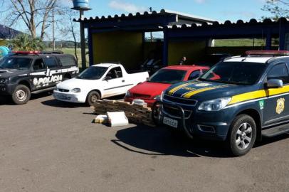  

SANTANA DO LIVRAMENTO, 24-09-2017. Uma ação conjunta da Polícia Civil e Polícia Rodoviária Federal apreendeu 103 quilos de maconha neste domingo na BR-293, entre Santana do Livramento e Quaraí, na Fronteira Oeste. A ação ocorreu por volta das 9h, na chegada à Livramento. De acordo com as autoridades, policiais civis da região já estavam monitorando a ação de dois veículos suspeitos - um Astra e uma Pick Up Corsa. (DIVULGAÇÃO PF)