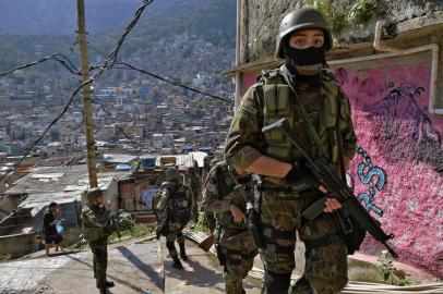  Air force police personnel patrol the Rocinha favela in Rio de Janeiro, Brazil on September 23, 2017. Although shooting was reported in the early hours of Saturday in Rocinha -- for the seventh day running -- officials said that Friday's deployment of 950 soldiers to reinforce police had brought the crisis under control. / AFP PHOTO / CARL DE SOUZAEditoria: CLJLocal: Rio de JaneiroIndexador: CARL DE SOUZASecao: crimeFonte: AFPFotógrafo: STF