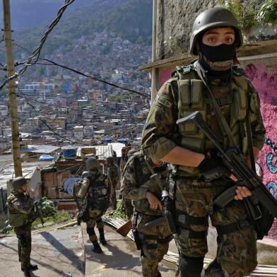  Air force police personnel patrol the Rocinha favela in Rio de Janeiro, Brazil on September 23, 2017. Although shooting was reported in the early hours of Saturday in Rocinha -- for the seventh day running -- officials said that Friday's deployment of 950 soldiers to reinforce police had brought the crisis under control. / AFP PHOTO / CARL DE SOUZAEditoria: CLJLocal: Rio de JaneiroIndexador: CARL DE SOUZASecao: crimeFonte: AFPFotógrafo: STF