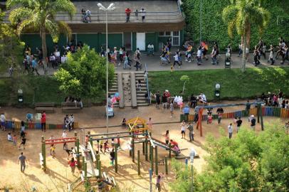  CAXIAS DO SUL, RS, BRASIL, 24/09/2017. Manifestantes fazem protesto contra a "cura gay" no Parque Getúlio Vargas, popularmente conhecido como Parque dos Macaquinhos. Foto como visto a partir do terceiro andar da Câmara de Vereadores. (Diogo Sallaberry/Agência RBS)