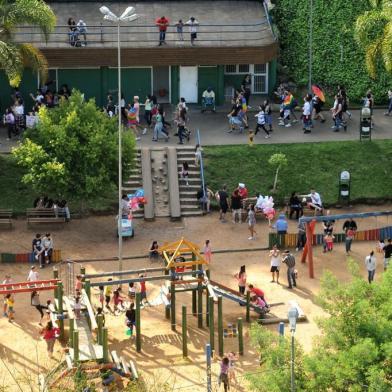  CAXIAS DO SUL, RS, BRASIL, 24/09/2017. Manifestantes fazem protesto contra a "cura gay" no Parque Getúlio Vargas, popularmente conhecido como Parque dos Macaquinhos. Foto como visto a partir do terceiro andar da Câmara de Vereadores. (Diogo Sallaberry/Agência RBS)