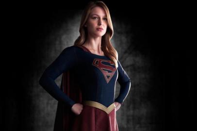 -A emissora CBS divulgou imagens promocionais de SUPERGIRL, a nova série da DC Comics que estreia em novembro nos EUA. Criada pelo roteirista Otto Binder e desenhada por Al Plastino em 1959, a heroína é prima do Super-Homem e será interpretada por Melissa Benoist (de Glee).