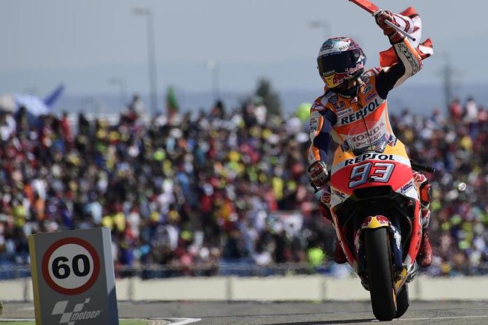 Repsol Honda Teams Spanish rider Marc Marquez celebrates on his bike winning the MOTO GP race of the Moto Grand Prix of Aragon at the Motorland circuit in Alcaniz on September 24, 2017. / AFP PHOTO / JAVIER SORIANO