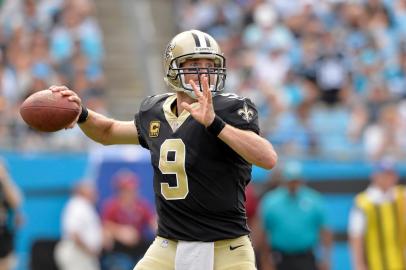 New Orleans Saints v Carolina PanthersCHARLOTTE, NC - SEPTEMBER 24: Drew Brees #9 of the New Orleans Saints drops back to pass against the Carolina Panthers during their game at Bank of America Stadium on September 24, 2017 in Charlotte, North Carolina.   Grant Halverson/Getty Images/AFPEditoria: SPOLocal: CharlotteIndexador: GRANT HALVERSONSecao: American FootballFonte: GETTY IMAGES NORTH AMERICAFotógrafo: STR