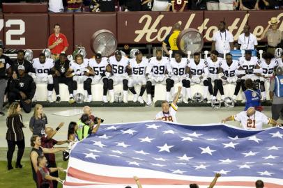 Oakland Raiders v Washington Redskins

LANDOVER, MD - SEPTEMBER 24: Oakland Raiders players sit during the national anthem before they take on the Washington Redskins at FedExField on September 24, 2017 in Landover, Maryland.   Tasos Katopodis/Getty Images/AFP

Editoria: SPO
Local: Landover
Indexador: TASOS KATOPODIS
Secao: American Football
Fonte: GETTY IMAGES NORTH AMERICA
Fotógrafo: STR