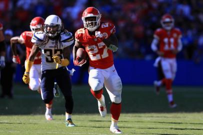 Kansas City Chiefs vÂ Los Angeles Charger

CARSON, CA - SEPTEMBER 24: Kareem Hunt #27 of the Kansas City Chiefs runs past Tre Boston #33 of the Los Angeles Chargers for a touchdown during the second half of a game at StubHub Center on September 24, 2017 in Carson, California.   Sean M. Haffey/Getty Images/AFP

Editoria: SPO
Local: Carson
Indexador: Sean M. Haffey
Secao: American Football
Fonte: GETTY IMAGES NORTH AMERICA
Fotógrafo: STF