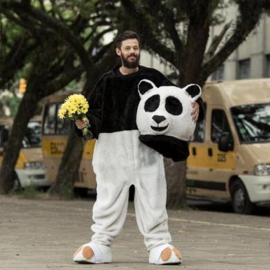 Humorista Nando Viana se apresenta em Porto Alegre com o espetáculo O Mundo Não Tá Nem Aí Pro Teu Planejamento