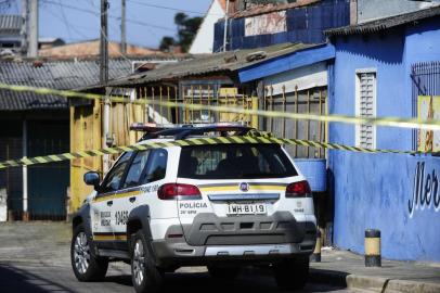  

CACHOEIRINHA, RS, BRASIL - 25-09-2017 - Um policial militar (PM) da reserva foi morto a tiros em Cachoeirinha, na Região Metropolitana, na manhã desta segunda-feira (25). As primeiras informações da Brigada Militar (BM) são de que ele trocou tiros com pelo menos dois assaltantes. (FOTO: RONALDO BERNARDI/AGÊNCIA RBS)