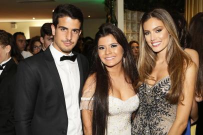 na foto: Enzo Celulari e Victoria Grendene com a debutante Lauren Braile Panitz