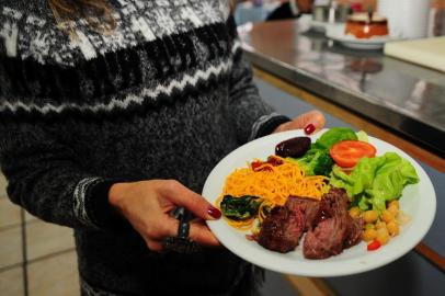  CAXIAS DO SUL, RS, BRASIL, 06/06/2017 - Almanaque: A representante comercial Neura Menegon, 46, não segue dietas, mas segue uma alimentação saudável para manter a forma e cuidar da saúde. (Marcelo Casagrande/Agência RBS)