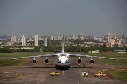  

PORTO ALEGRE, RS, BRASIL, 25-09-2017. Segundo maior avião cargueiro do mundo, Antonov 124 pousa em Porto Alegre. Imponência e tamanho da aeronave chamaram atenção de quem estava no Aeroporto Salgado Filho. (ANDRÉ ÁVILA/AGÊNCIA RBS)