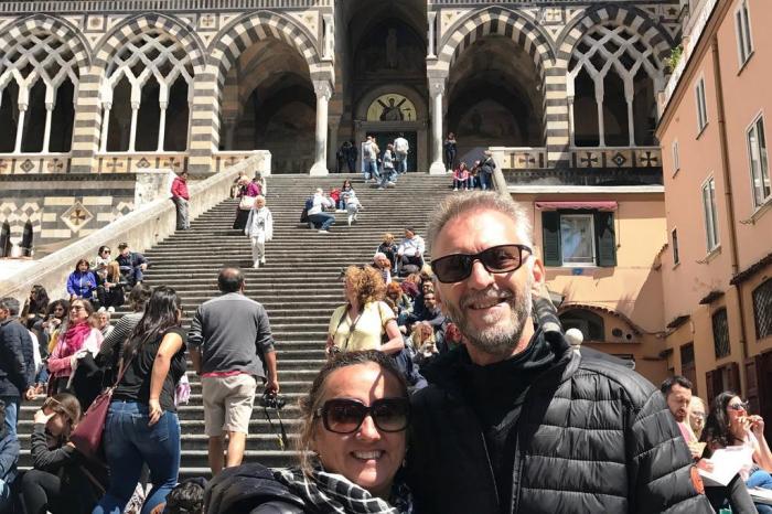  

Foto apra a seção Seu Olhar (galeria) do Caderno Viagem de 26/09/2017.

Edson e  Alvania Rebeschini, de Porto Alegre, em abril de 2017

A Catedral de Amalfi é rodeada por uma paisagem linda, típica da Costa Amalfitana. A cidadezinha de Amalfi é um lugar mágico. Restaurantes charmosos debaixo de limoeiros e um centrinho onde está a Catedral que guarda a cripta de Santo André Apóstolo e é o maior tesouro e orgulho do povo de Amalfi!

seuolharcostaamalfitana2017