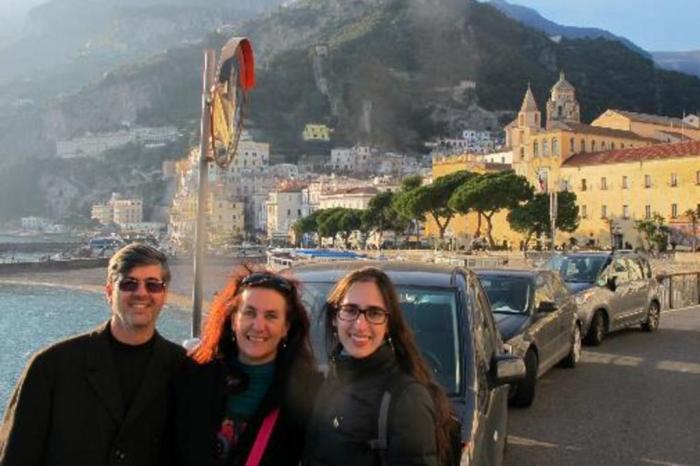 Amalfi é uma cidade lindíssima, rica em história e monumentos e cheia de construções peculiares, cujas cores contrastam com o azul do mar e o verde da montanha. Um ótimo lugar para se perder nas ruelas e descansar bebendo um limoncello!
Vera Girardi, Osvaldo Coelho e Marília Zorzato
De Porto Alegre, em fevereiro de 2015