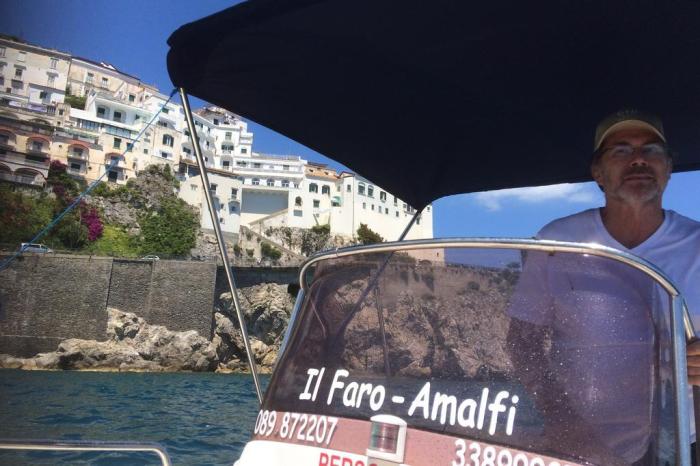 Uma maneira muito especial de curtir a Costa Amalfitana é locar um barco, o que é permitido sem exigência de carteira náutica, e fazer um passeio de Maiori até Positano, passando por Ravello, Amalfi, Conca dei Marini, Furore e Praiano. A visão do mar para a costa é encantadora, um dos prazeres visuais mais intensos que já experimentei. Não custa mais do que 120 euros e é simplesmente inesquecível. Lembrado, também, que é o paraíso do Limoncello (licor de casca de limão siciliano), melhor licor que os deuses criaram.
Luiz Gomes
De Porto Alegre, em julho de 2016  
