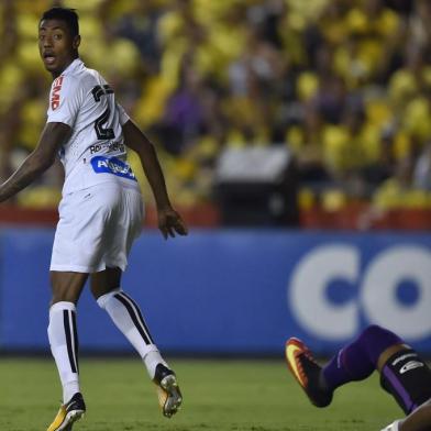 Brazils Santos player Bruno Henrique (L) celebrates after scoring a goal against Ecuadors Barcelona during their 2017 Copa Libertadores football match at the Monumental stadium in Guayaquil, Ecuador on September 13, 2017. / AFP PHOTO / RODRIGO BUENDIA