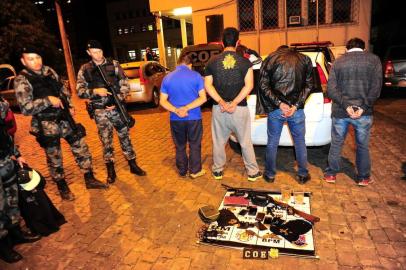  CAXIAS DO SUL, RS, BRASIL, 17/08/2017. Quatro criminosos suspeitos de participarem do assassinado de um comerciante no final de semana foram presos por volta das 19h desta quinta-feira, em Caxias do Sul. Conforme informações da Brigada Militar (BM), apenas um deles confessou aos policiais que teria atirado contra Firmino Caetano Gomes, 60 anos, após assaltarem a padaria que ele mantinha no bairro Cidade Nova. No momento das prisões, a quadrilha estava escondida numa residência da Rua da Felicidade, no bairro Villa-Lobos. (Porthus Junior/Agência RBS)