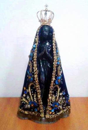  

Imagem de Nsa.Sra Aparecida, com 40cm de altura, replica da encontrada pelos pescadores, veio da  Basílica da Padroeira e foi doada ao Educandário São João Batista.