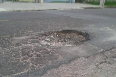 Um buraco na Avenida Alexandre Luiz, no bairro Jardim Itu, próximo ao número 144, em Porto Alegre, está atrapalhando motoristas que transitam pelo local. Segundo usuários do aplicativo Pelas Ruas, a via é movimentada e o problema já dura, pelo menos, três meses.