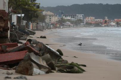  

FLORIANÓPOLIS, SC, BRASIL, 25/09/2017: Estragos da Maré. Na foto: Ingleses (Foto: CRISTIANO ESTRELA / DIÁRIO CATARINENSE)