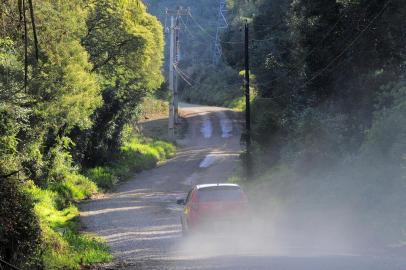  CAXIAS DO SUL,  RS, BRASIL, 25/08/2014 - Asfaltamento na Estrada dos Romeiros, entre Caxias e Farroupilha.Na foto, trecho pertencente à Caxias do Sul. (JONAS RAMOS/PIONEIRO)Indexador:                                 