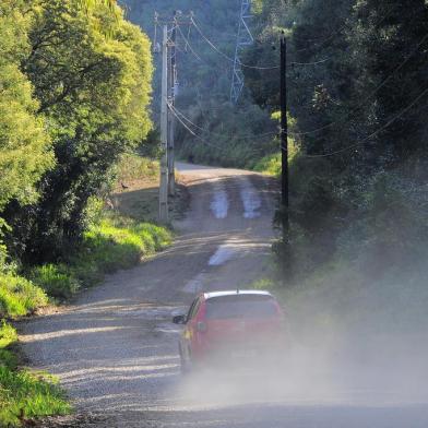  CAXIAS DO SUL,  RS, BRASIL, 25/08/2014 - Asfaltamento na Estrada dos Romeiros, entre Caxias e Farroupilha.Na foto, trecho pertencente à Caxias do Sul. (JONAS RAMOS/PIONEIRO)Indexador:                                 