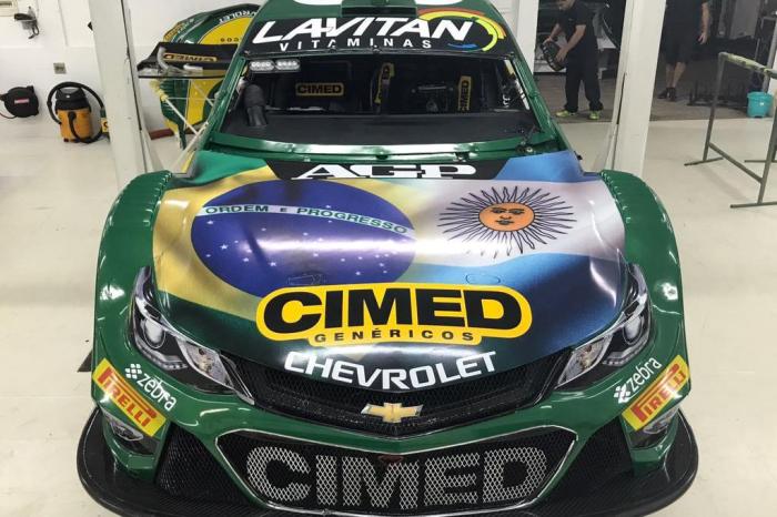 A Stock Car desembarca neste final de semana (30/9 e 1º/10) na Argentina para uma etapa histórica: a principal categoria do automobilismo brasileiro volta a fazer uma prova internacional depois de um hiato de 10 anos. Foi justamente em 2007, também no Autódromo Oscar Alfredo Gálvez em Buenos Aires, onde a Stock correu pela última vez fora do Brasil. 
Os quatro carros da atual equipe bicampeã da categoria por pilotos e por equipes terão uma pintura especial nesta prova, trazendo as bandeiras de Brasil e Argentina lado a lado no capô, simbolizando a união de brasileiros e argentinos na paixão pelo esporte a motor.
