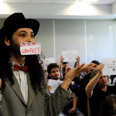 A Comissão de Constituição e Justiça (CCJ) da Câmara de Vereadores de Porto Alegre realizou , na manhã desta terça-feira (26) , uma reunião para debater o projeto de Lei 124/16 , chamado de Escola Sem Partido. Professores e representantes de entidades contrárias à proposta fizeram um protesto silencioso.