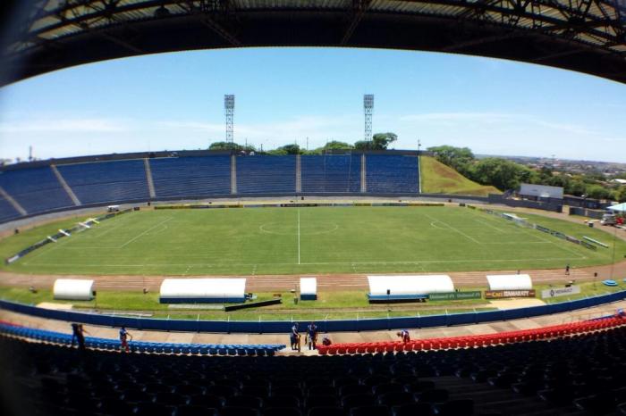  

LONDRINA, PR, BRASIL, 19/11/2016 - Estádio do Café, Londrina, aguarda a prtida que pode levar o Avaí de volta a série A