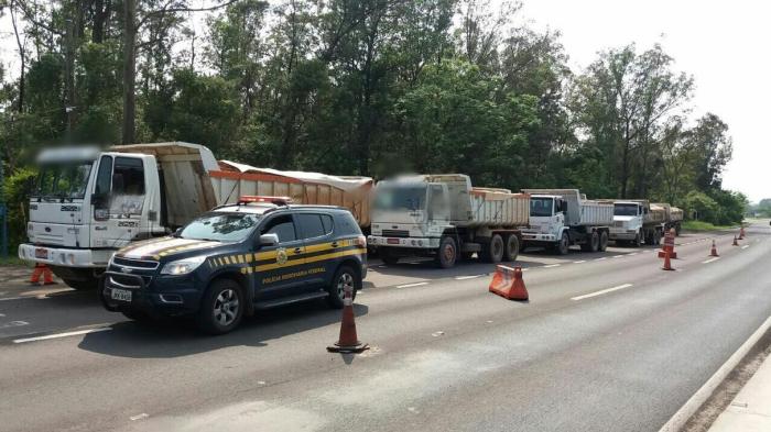  

Nove caminhões foram flagrados ao mesmo tempo com excesso de peso na BR-386, em Nova Santa Rita.
Crédito Polícia Rodoviária Federal (PRF)