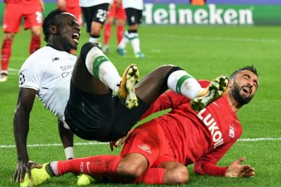 Liverpools forward from Senegal Sadio Mane and Spartak Moscows midfielder from Russia Alexander Samedov vie for the ball during the UEFA Champions League Group E football match between FC Spartak Moscow and Liverpool FC at the Otkrytie Arena stadium in Moscow on September 26, 2017. / AFP PHOTO / Yuri KADOBNOV