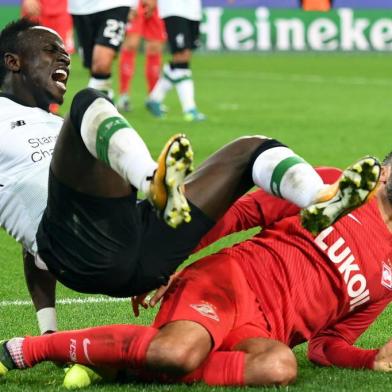 Liverpool's forward from Senegal Sadio Mane and Spartak Moscow's midfielder from Russia Alexander Samedov vie for the ball during the UEFA Champions League Group E football match between FC Spartak Moscow and Liverpool FC at the Otkrytie Arena stadium in Moscow on September 26, 2017. / AFP PHOTO / Yuri KADOBNOV