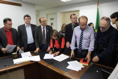 OPOSIÇÃO PEDE CPI DO PARCELAMENTO DE SALÁRIOS. VALDECI OLIVEIRA, ADÃO VILLAVERDE, LUIZ FERNANDO MAINARDI, MIRIAN MARRONI, PEDRO RUAS