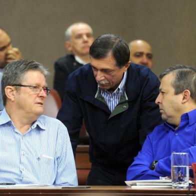  CAXIAS DO SUL, RS, BRASIL, 26/09/2017. Sessão da Câmara de Vereadores de Caxias do Sul trata da votação sobre a admissibilidade do pedido de impeachment contra o prefeito Daniel Guerra (PRB). O pedido foi rejeitado por maioria. Na foto, os vereadores Flávio Cassina (PTB), Adiló Didomenico (PTB) e Velocino Uez (PDT). (Diogo Sallaberry/Agência RBS)