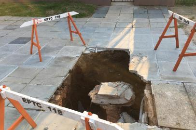 Um buraco na Avenida José Gertum, no bairro Chácara das Pedras, em Porto Alegre, é motivo de reclamação de moradores: segundo eles, a obra foi feita duas vezes e abriu pela terceira vez.