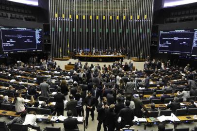 Câmara dos Deputados. Ordem do dia para discussão e votação de diversos projetos.