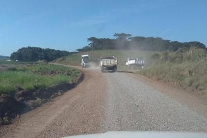 A Secretaria Municipal de Obras e Serviços Públicos (Smosp) implementou, no mês de setembro, uma estratégia para aumentar a eficácia da manutenção de estradas do interior do município. O objetivo é disponibilizar maquinário adicional para melhor aproveitamento dos trabalhos nas comunidades do interior, além dos equipamentos que os distritos já dispõem. Com isso, os trabalhos são executados com mais agilidade, sem necessidade de manutenção frequente pelas subprefeituras.A estratégia foi implantada na Subprefeitura de Vila Oliva, que recebeu duas patrolas, cinco caminhões e uma carregadeira, além da estrutura do distrito. Em duas semanas, as equipes patrolaram e cascalharam 75 km de estradas, atendendo mais de 20 produtores locais e as comunidades de Bem-Te-Vi, Tunas Altas, Flor do Campo e Invernada, além da localidade de Tabela. Sem esse auxílio, o trabalho levaria mais de um mês para ser concluído, contando com boas condições climáticas.