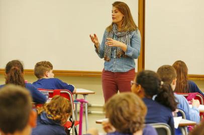  

PORTO ALEGRE, RS, BRASIL 06/09/2017 - Juliana Cochlar, professora do Champagnat. (FOTO: ROBINSON ESTRÁSULAS/AGÊNCIA RBS)