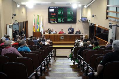 CAXIAS DO SUL, RS, BRASIL, 21/09/2017. Leitores do jornal Pioneiro Carlise De Barba, Rodrigo Borges Visentin e José Maria Radaelli participam do projeto Câmara Convida, em que são apresentadas as dependências e o funcionamento da Câmara Municipal de Caxias do Sul. (Diogo Sallaberry/Agência RBS)