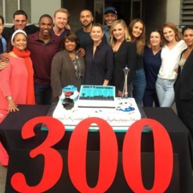 Equipe comemora gravação do episódio 300 da série Greys Anatomy, da ABC