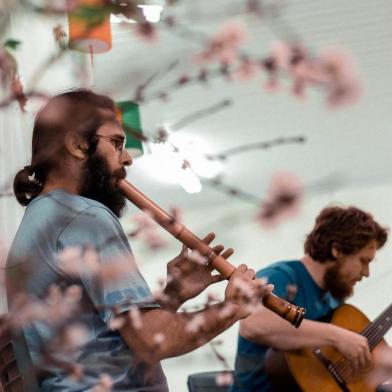 Misturando sonoridades orientais à música latina, o Duo Vento Madeira, formado por Henrique Sulzbacher na flauta shakuhachi e Roberto Pohlmann no violão é o convidado do projeto Dandô.